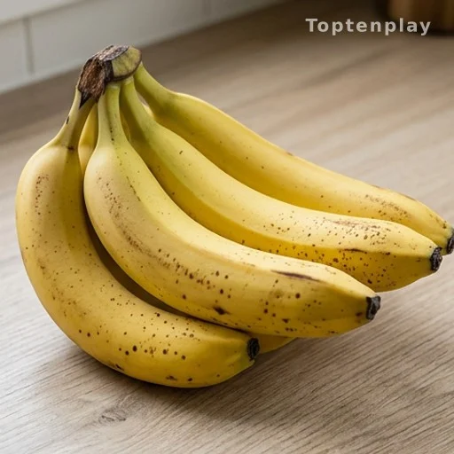 Régime de bananes jaunes avec taches brunes sur un plan de travail de cuisine
