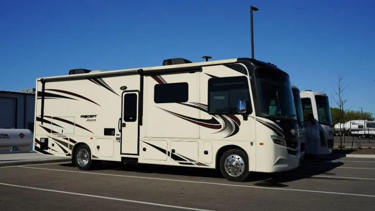 daniel-guichard-vit-dans-son-camping-car-de-5-5-to cover