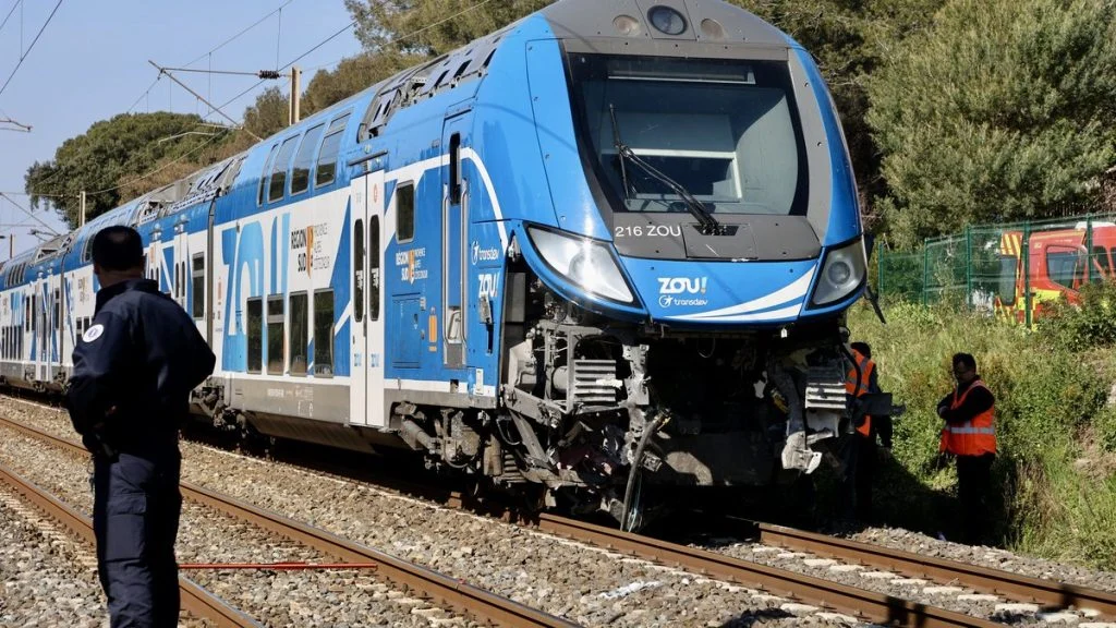 Un mort dans un grave accident entre un train et un poids lourd à Saint-Raphaël distraite-par-son-telephone-une-ado-de-17-ans-perc cover