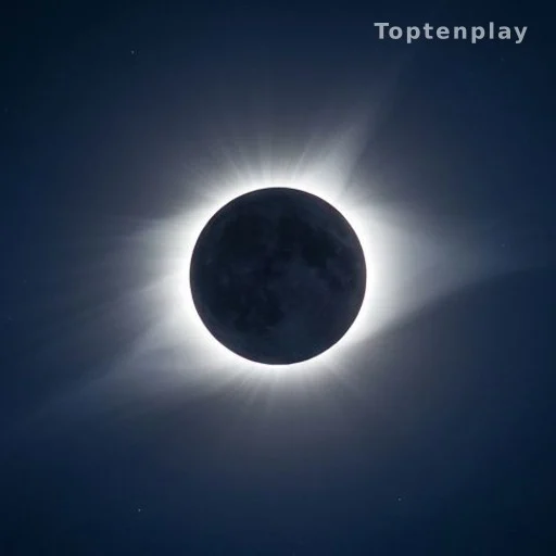 Éclipse solaire totale avec couronne lumineuse visible dans un ciel sombre