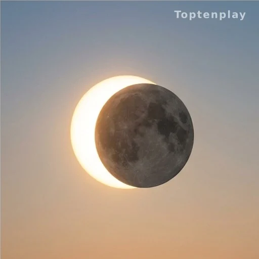 Éclipse solaire partielle avec le disque lunaire couvrant presque entièrement le Soleil