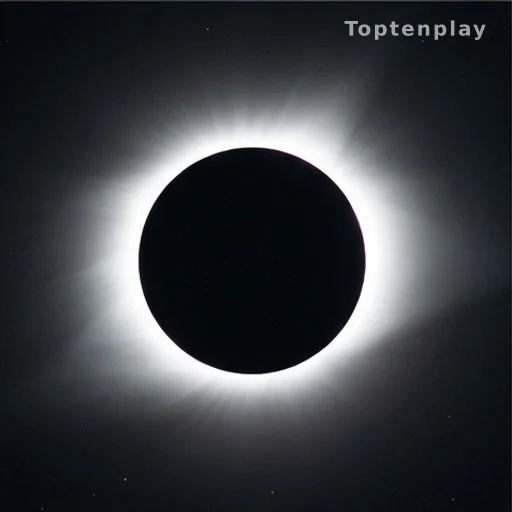 Couronne solaire visible lors d'une éclipse totale, halo lumineux autour du Soleil obscurci