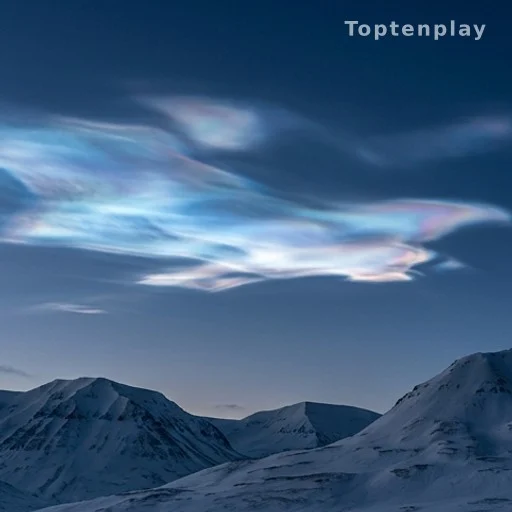 Formation nuageuse stratosphérique polaire dans un ciel d'hiver
