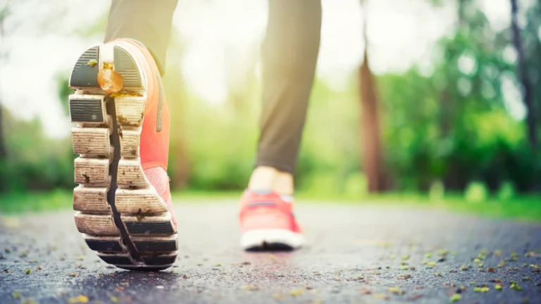 il-court-1-6-km-par-jour-pendant-un-mois-et-leve-8 cover
