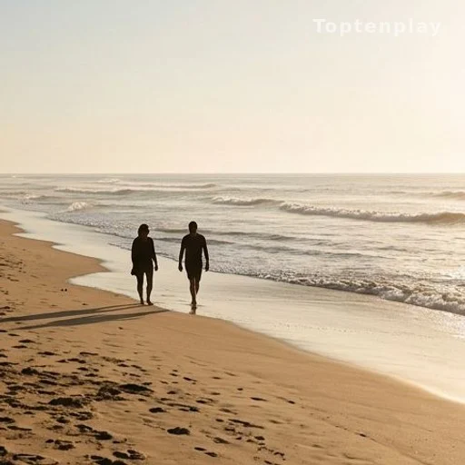 Couple se promenant sur une plage atlantique ensoleillée en été