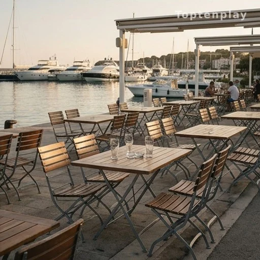 Terrasse de restaurant quasi vide au bord d'un port méditerranéen en été