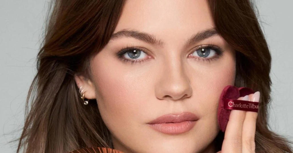 FocusArea=818,460,1,1 louane-nouveau-visage-de-charlotte-tilbury-pour-un cover