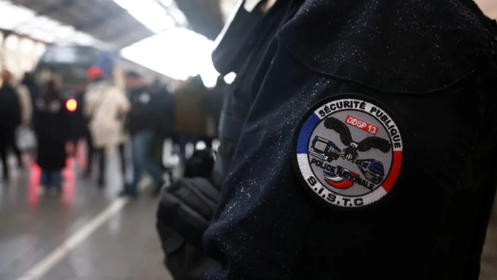 marseille-le-policier-qui-venait-d-aider-un-couple-cover marseille-le-policier-qui-venait-d-aider-un-couple cover