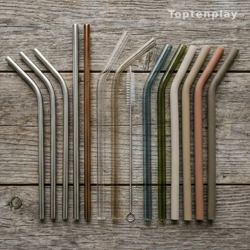 Pailles réutilisables en verre, inox et silicone posées sur une surface en bois