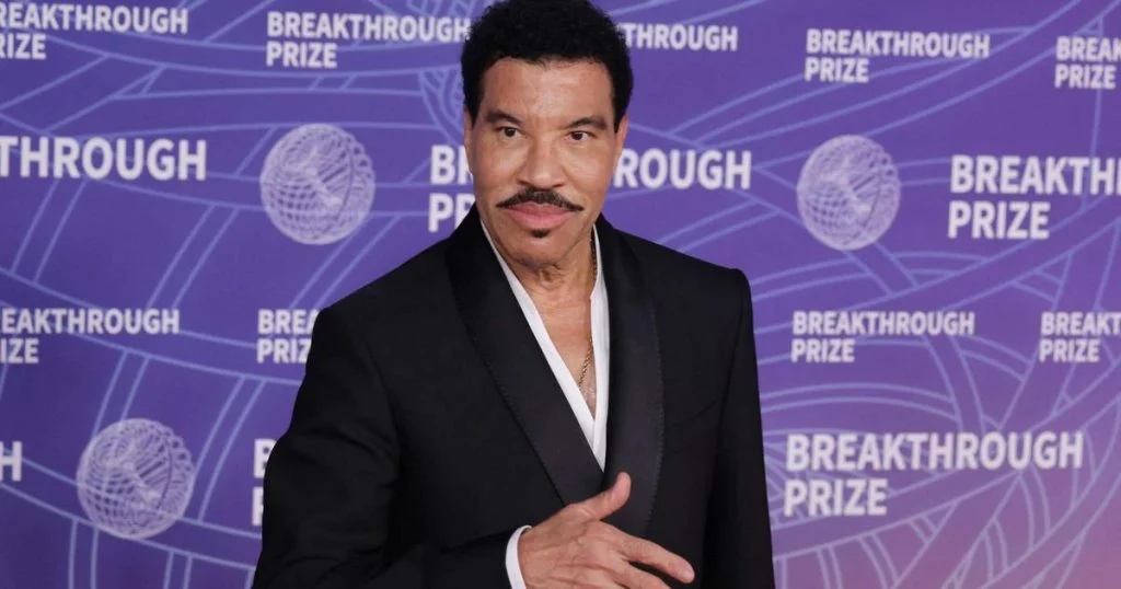 12ème cérémonie de remise des Breakthrough Prizes au Barker Hangar à Santa Monica lionel-richie-hospitalise-en-soins-intensifs-apres cover