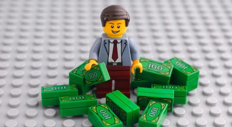 de-vieux-lego-aux-boutiques-vintage-il-quitte-les- cover