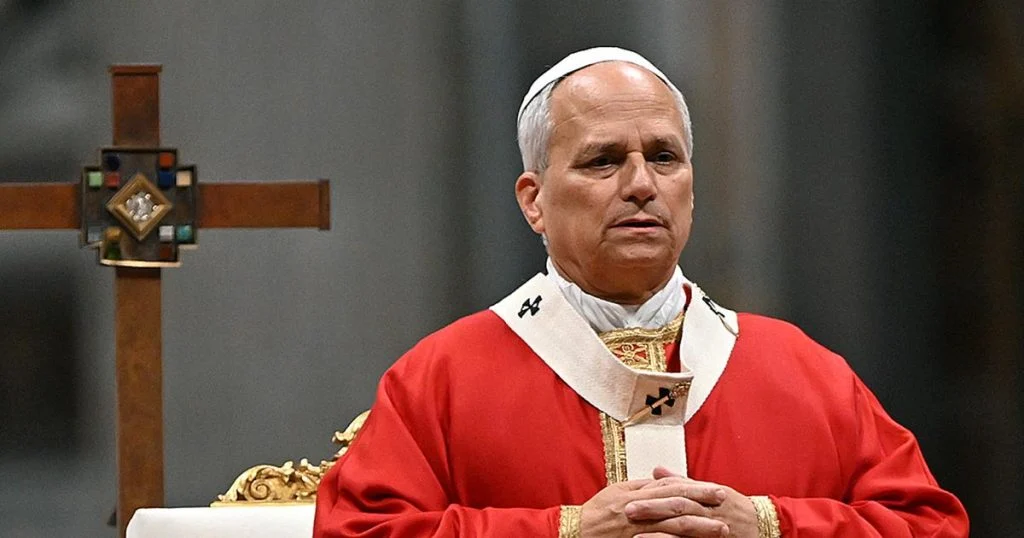Le pape Léon XIV célèbre la messe de rentrée universitaire dans les universités pontificales de la basilique Saint-Pierre au Vatican leon-xiv-opere-d-un-nodule-cancereux-son-voyage-au cover