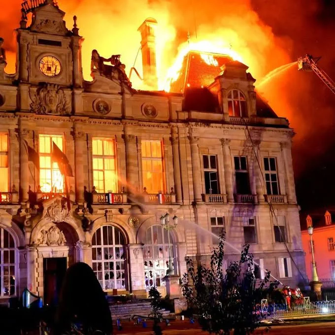 Mairie de Limoges incendiée: Stéphane Bern réagit avec colère cover