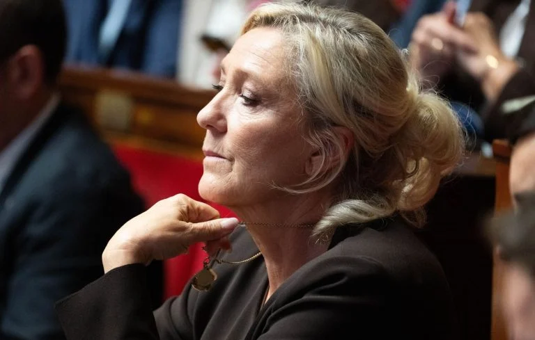 ukraine-elue-le-pen-cesserait-l-aide-financiere-ap cover